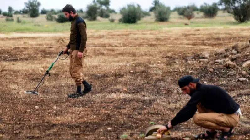 السوريون يعودون إلى ديارهم في أرض مليئة بالألغام