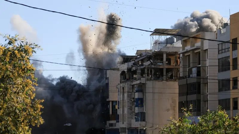 المشهد باختصار: إسرائيل تهدّد بتغيير خطير في لبنان.. ومزحة من الشرع