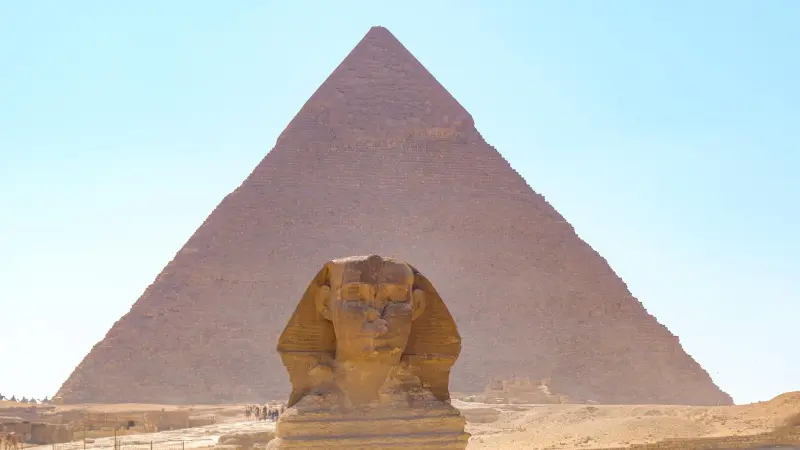 علماء صينيون يرصدون ظاهرة غريبة فوق أهرامات الجيزة