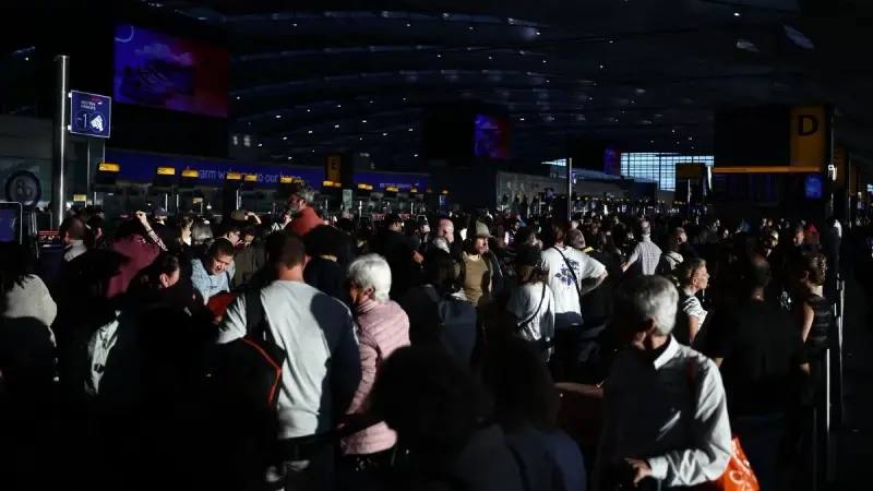أكثر من ألف رحلة ملغاة.. ماذا وراء فوضى الطيران في بريطانيا؟