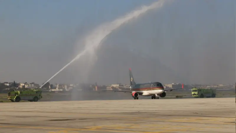 صور - أول طائرة أردنية تهبط في مطار حلب منذ 14 عاما