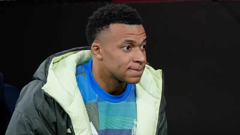 مبابي يصل إلى باريس وقد يخضع لعملية جراحية