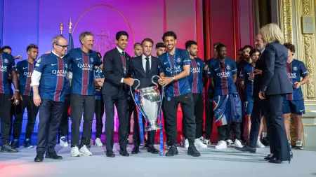 related_news_inside_blogsصور - "فخر لبلد بأكمله".. ماكرون يستقبل باريس سان جيرمان بعد التتويج بدوري أبطال أوروبا