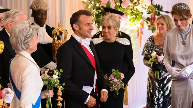 فيديو - مرة ثانية في بريطانيا.. زوجة ماكرون تُحرجه أمام العلن