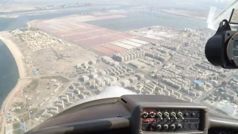 فيديو - بعد إصابة الطيار.. مسافرة تقود الطائرة وتهبط اضطراريا