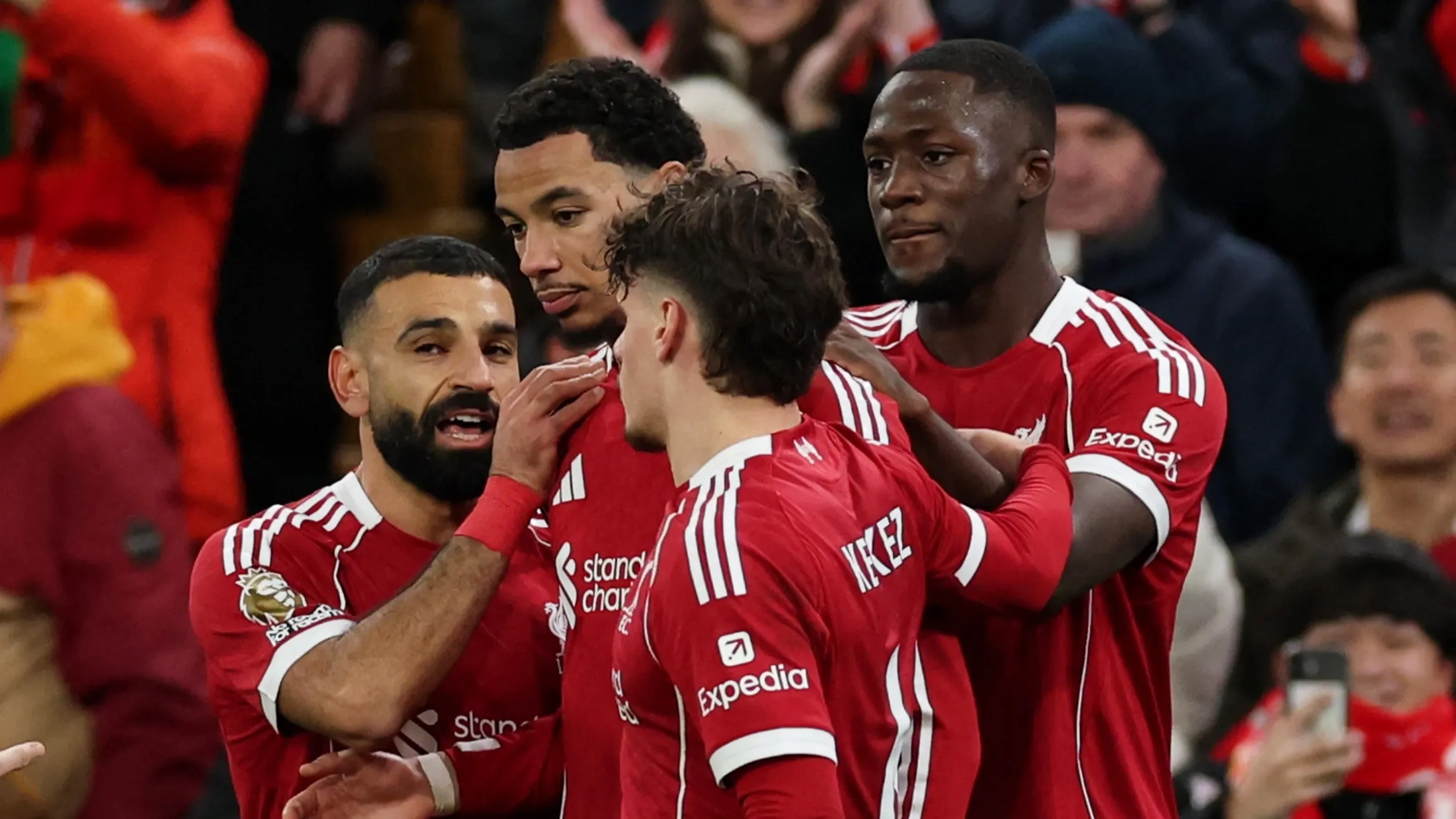 عقب أزمته مع سلوت.. لماذا اعتزر محمد صلاح لزملائه؟ 