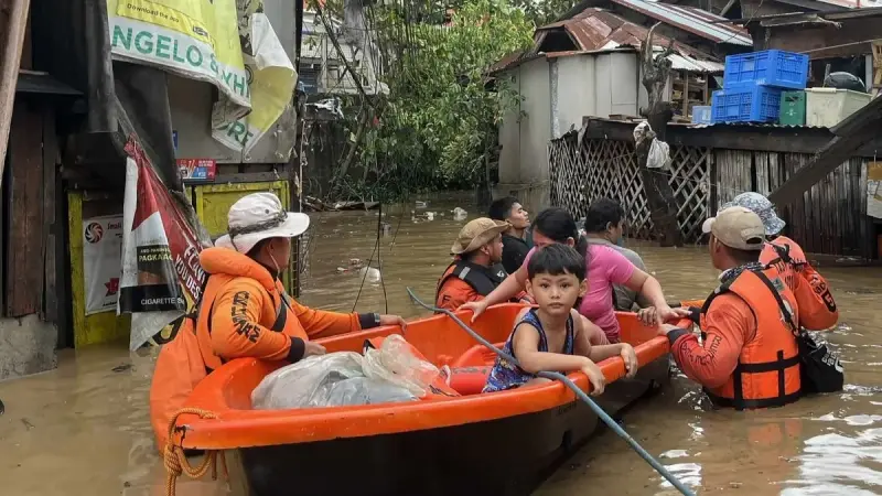 فيديو - مقتل 5 أشخاص بالإعصار "كالماغي" في الفلبين