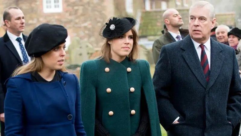 صور - الأمير أندرو ليس بخير.. وابنتاه بياتريس وأوجيني لا تتركانه