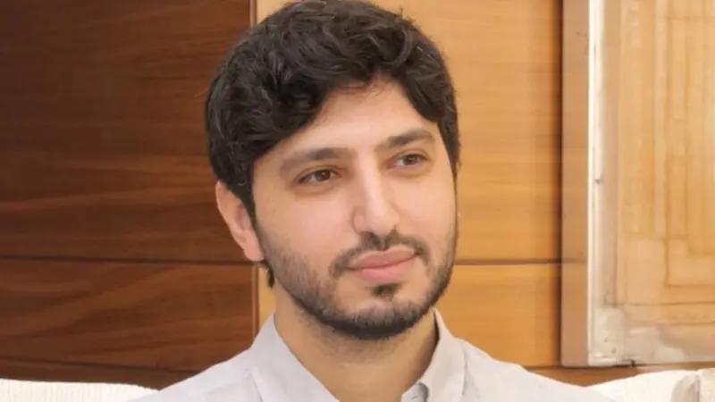 "الظلم لا يدوم ".. أول تعليق من محمد فضل شاكر بعد قرار إخلاء سبيل والده