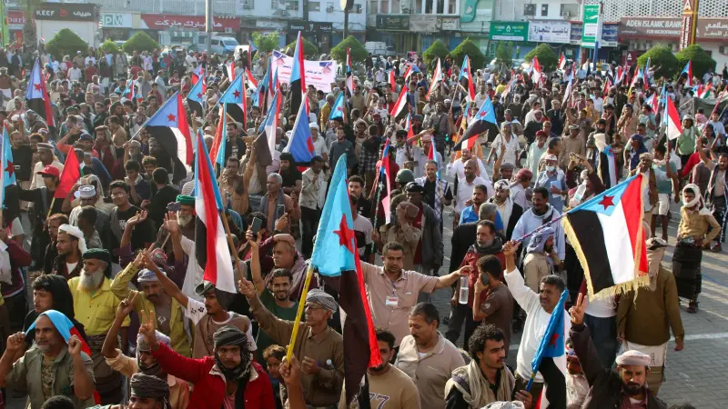 فيديو - رغم الاعتداءات.. أبناء عتق يواصلون تظاهراتهم جنوب اليمن