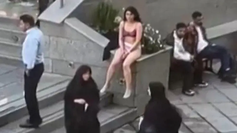 نقل الطالبة الإيرانية التي خلعت ملابسها إلى مركز للرعاية التخصصية