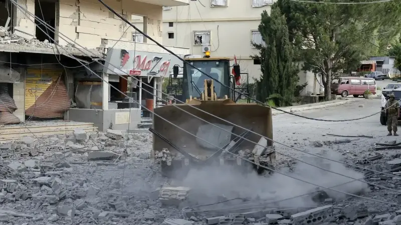 الجيش اللبناني يعيد إصلاح طريق وجسر تضررا من الغارات الإسرائيلية