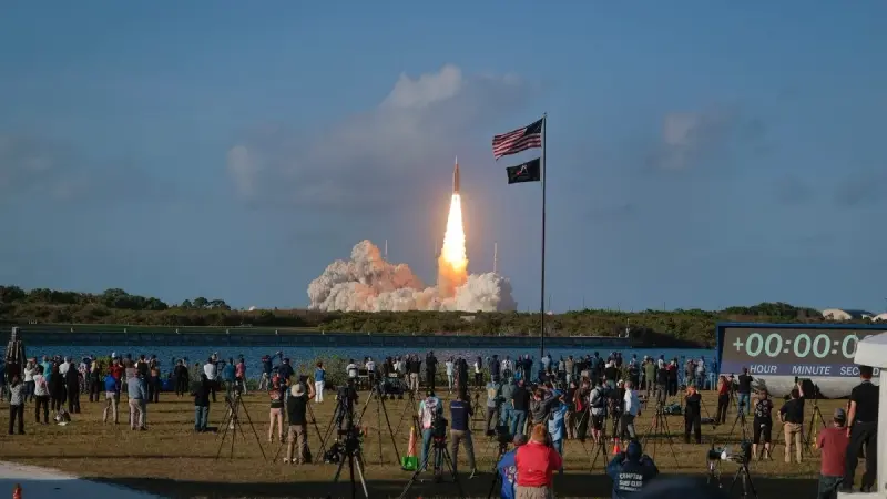 فيديو - انطلاق أول بعثة مأهولة إلى القمر منذ نصف قرن