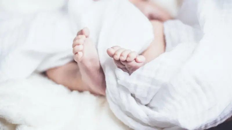 جريمة مروعة.. أم تنهي حياة رضيعها بالسمّ بعد فقدان الحضانة
