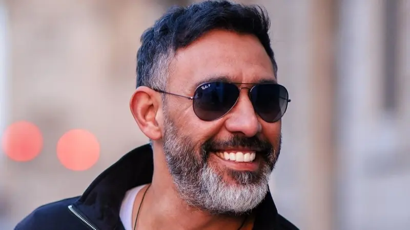 فيديو - تطورات الحالة الصحية للملحن عمرو مصطفى.. رد مفاجئ على رسالة عمرو دياب