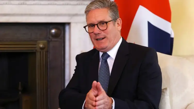 ستارمر يحذر البريطانيين من "أزمة مالية مؤلمة"