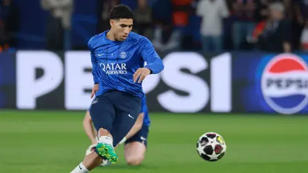 related_news_inside_blogsفيديو - هدية خاصة من أشرف حكيمي إلى المطربة الأميركية ريهانا