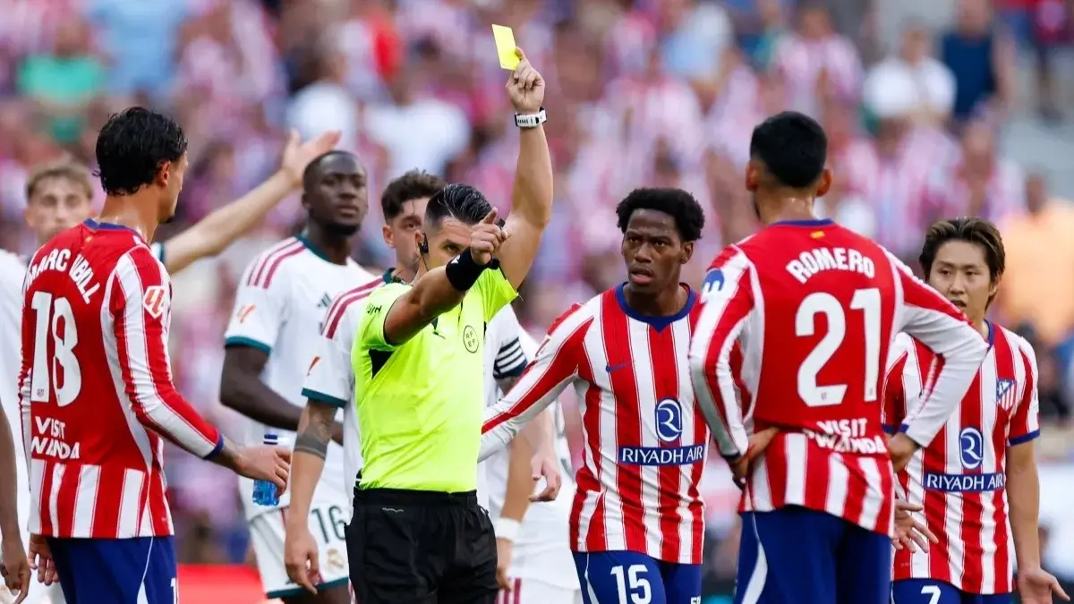 ديربي مدريد شهد العديد من الحالات الجدلية التحكيمية (أ ف ب) ديربي مدريد شهد العديد من الحالات الجدلية التحكيمية (أ ف ب)