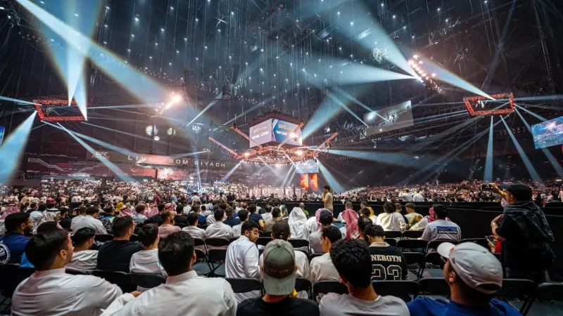 ويتكر يتصدر "ليلة الرياض" بفوزه على أليسكروف في القتال النهائي