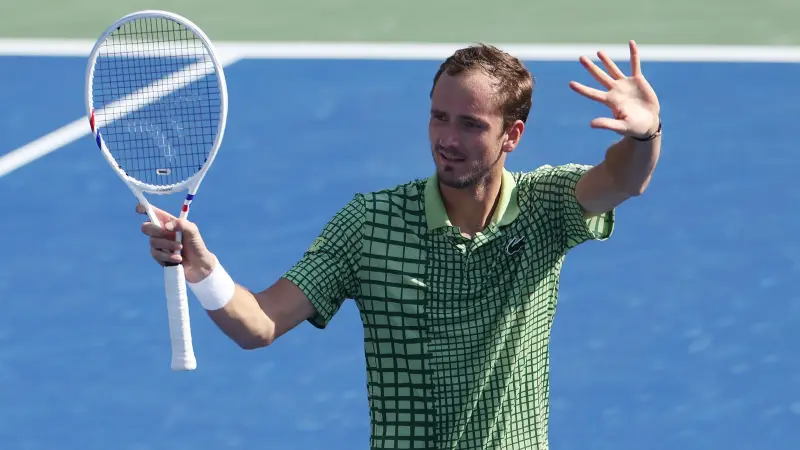 بطولة دبي للتنس - أوجيه ألياسيم وميدفيديف يعبران إلى ربع النهائي