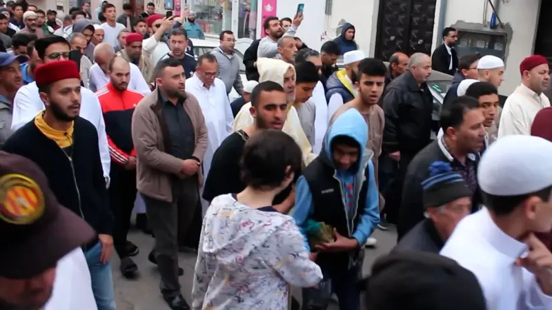 فيديو- التونسيون في المدينة العتيقة يحيون تقليد "خرجة العيد"