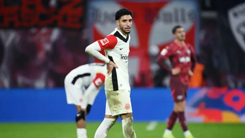 رغم اقتراب انتقاله لمانشستر سيتي.. "قرار مفاجئ" من مدرب آينتراخت فرانكفورت بشأن عمر مرموش