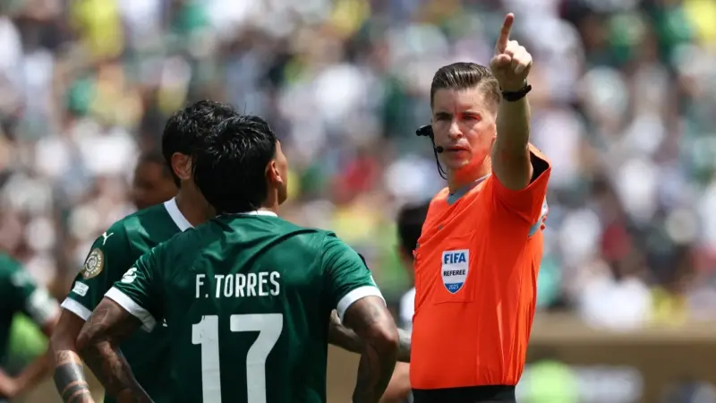 قاض فرنسي.. من هو حكم مباراة تشيلسي وفلومينينيسي اليوم؟