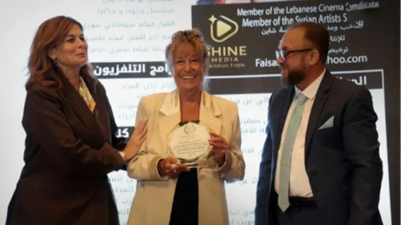 صور وفيديو - تكريم منى واصف يتحول إلى فضيحة.. منظمة وهمية تربك الحكومة السورية