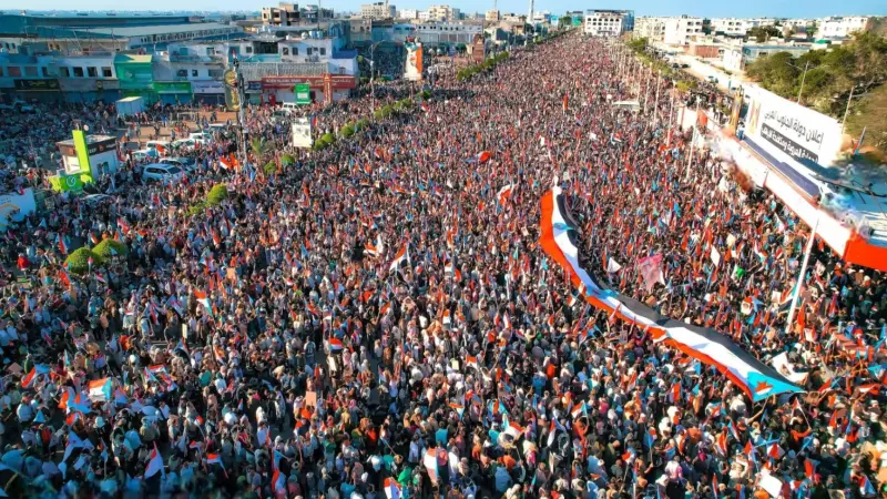 الحشود تملأ شوارع عدن.. ورسالة من نائب رئيس الانتقالي الجنوبي