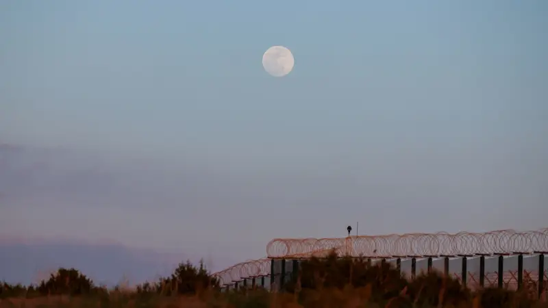 هل اقترب انفجار القمر؟ "ناسا" تحسم الجدل