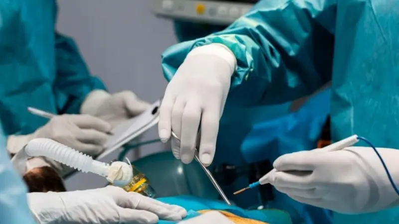 تكميم معدة طفلة يشعل مواقع التواصل في مصر