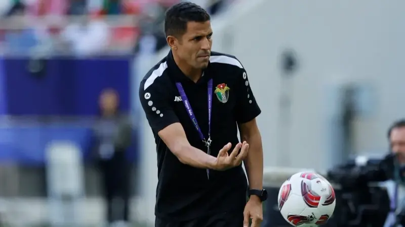 خطوة مفاجئة.. هل اقترب الحسين عموتة من قيادة منتخب العراق؟