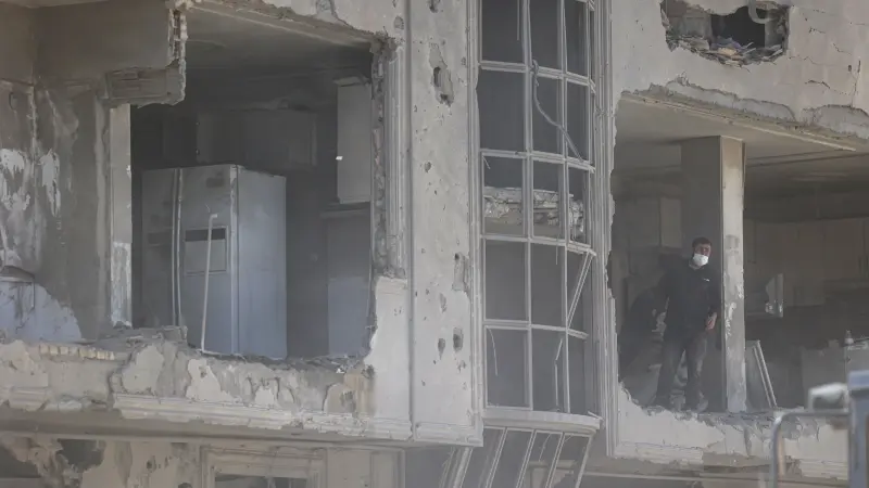 بعد شهر من الصراع.. كيف تتعامل روسيا والصين مع حرب إيران؟