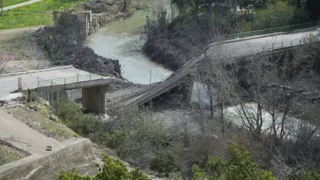 related_news_inside_blogsلماذا تستهدف إسرائيل الجسور في جنوب لبنان؟