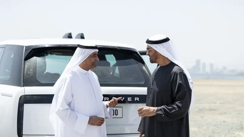 فيديو - رئيس الإمارات يقوم بجولة تفقدية في ميناء الفجيرة