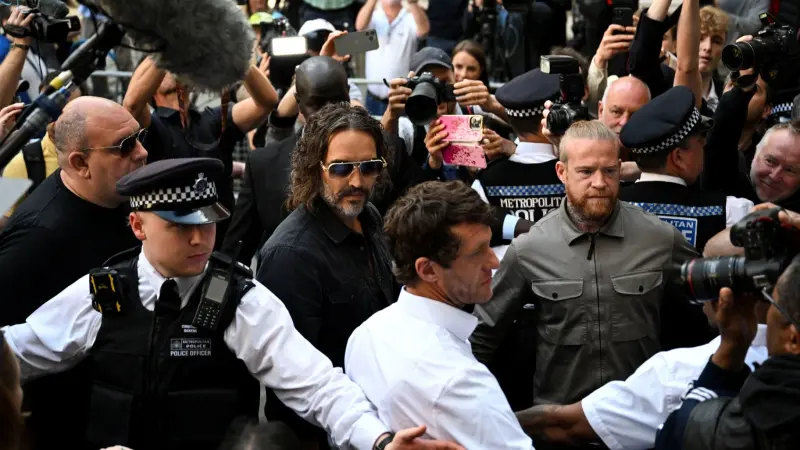 النجم البريطاني راسل براند يُحاكم بتهمة الاغتصاب