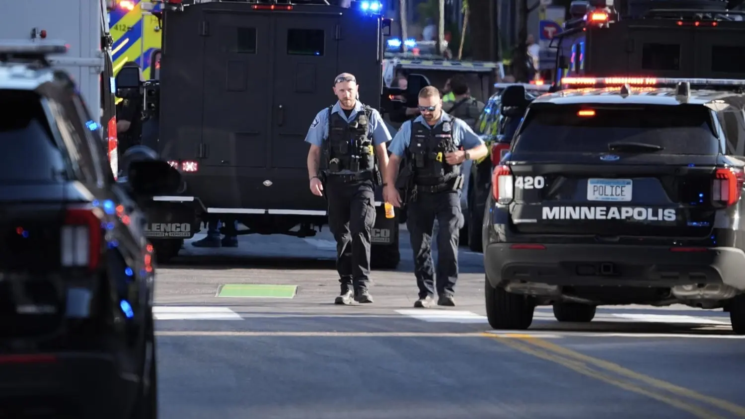 حادث إطلاق النار أسفر عن مقتل 3 أشخاص بينهم المشتبه به (إكس) حادث إطلاق النار أسفر عن مقتل 3 أشخاص بينهم المشتبه به (إكس)