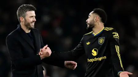 related_news_inside_blogsمايكل كاريك يلمّح إلى رغبته في البقاء مع مانشستر يونايتد