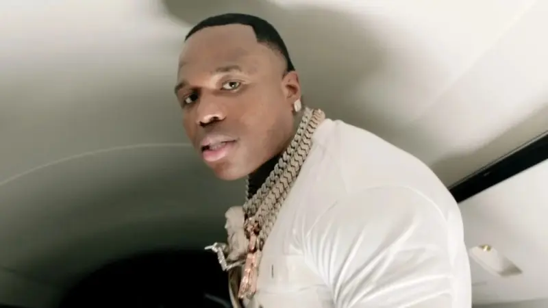 وزنها 2 كيلو غرام.. تفاصيل إيقاف رابر أميركي في مطار القاهرة بسبب قلادته الذهبية