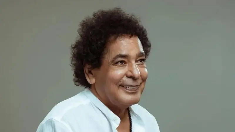 آخر تطورات الحالة الصحية للفنان محمد منير.. أثار قلق جمهوره