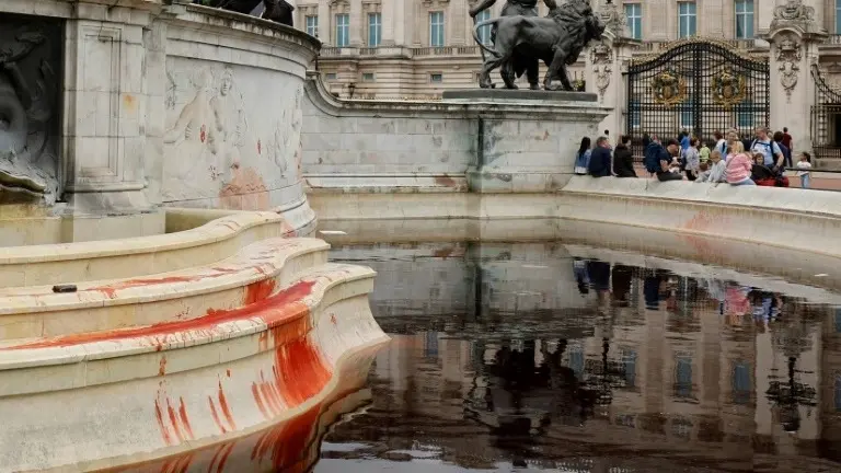 الكشف عن مصير 5 ناشطين سكبوا سائلا أحمر في نافورة قصر باكنغهام