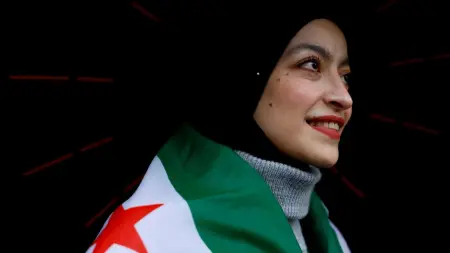 بعد رفعه مجددا.. ما الفرق بين العلم السوري الأحمر والأخضر؟