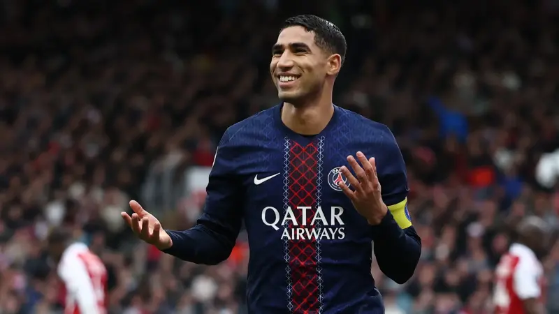 محمد صلاح وأشرف حكيمي يتصدران ترشيحات "فيفبرو" لتشكيل اللاعبين الأفضل في العالم