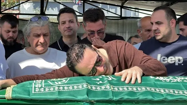 حالة من الانهيار سيطرت على الفنان التركي أتيلا طاش أثناء مراسم تشييع جنازة ابنته (إكس) حالة من الانهيار سيطرت على الفنان التركي أتيلا طاش أثناء مراسم تشييع جنازة ابنته (إكس)