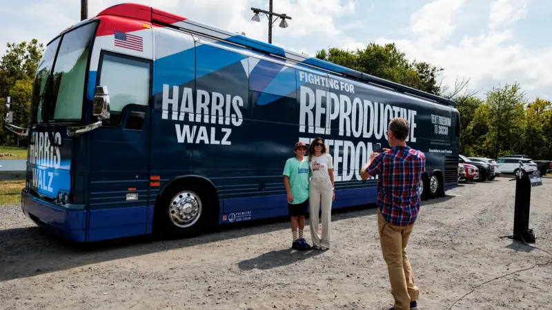 عبر الحافلة الزرقاء.. هاريس تسعى لجمع أصوات صعبة المنال