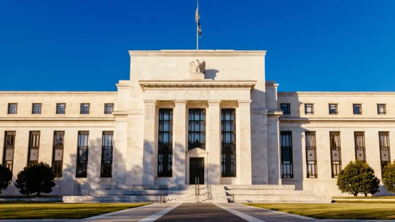 البنك المركزي الأميركي يحذر من التضخم والبطالة