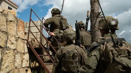 فيديو - الجيش الإسرائيلي يعلن استجواب 3 من عناصر "حزب الله" أعلنوا استسلامهم