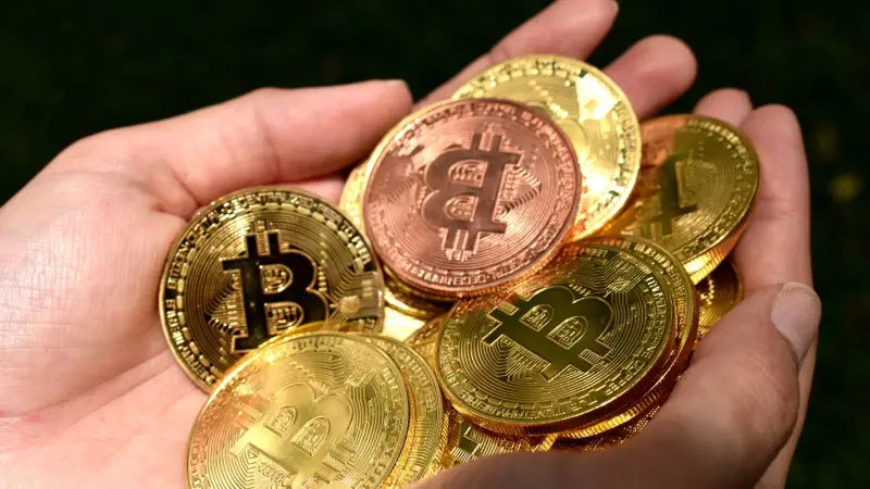 العملات المشفرة تتراجع.. البيتكوين تصطدم بهذا المستوى السعري