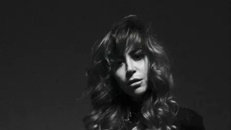 فيديو - انهيار منة شلبي في جنازة والدها.. ودعم قوي من هؤلاء الفنانين