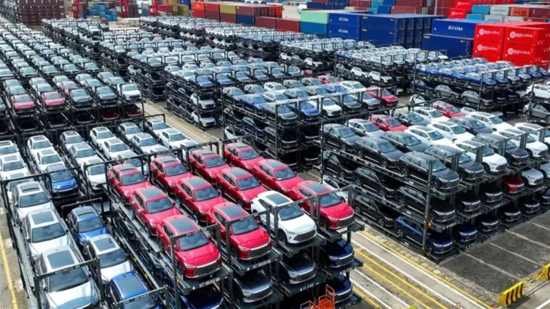 رسوم ترامب الجمركية تشعل الأسعار.. أزمة جديدة في سوق السيارات